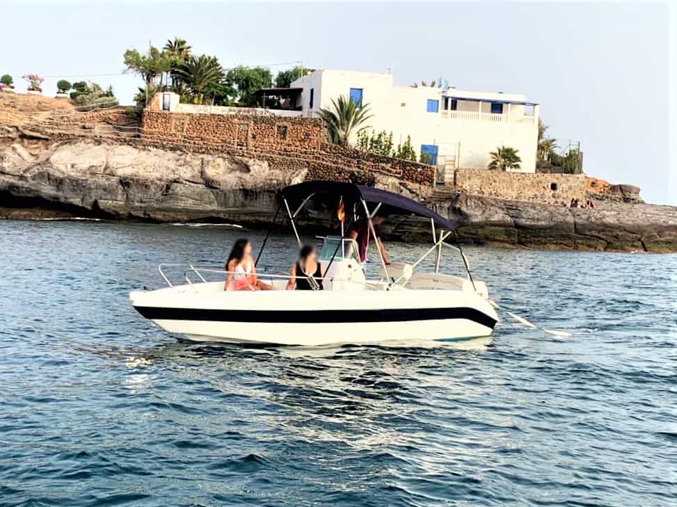 Alquiler de barco sin patrón en Tenerife sur (Con licencia)